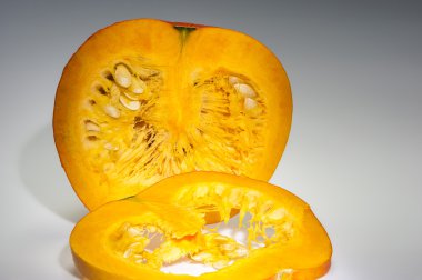 Dilim ve tohumlu yarım portakallı kabak