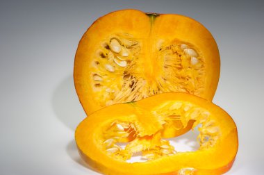 Dilim ve tohumlu yarım portakallı kabak