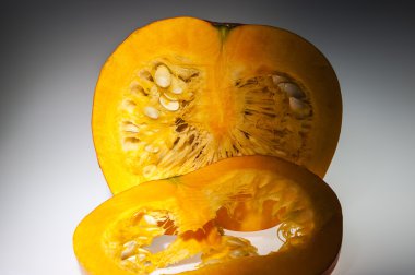 Dilim ve tohumlu yarım portakallı kabak