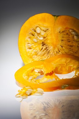 Dilim ve tohumile yarım portakal kabak Closeup