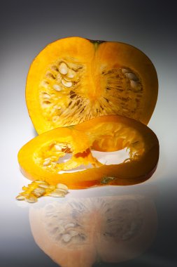 Dilim ve tohumlu yarım portakallı kabak