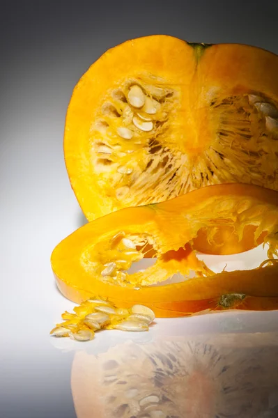 Dilim ve tohumile yarım portakal kabak Closeup — Stok fotoğraf