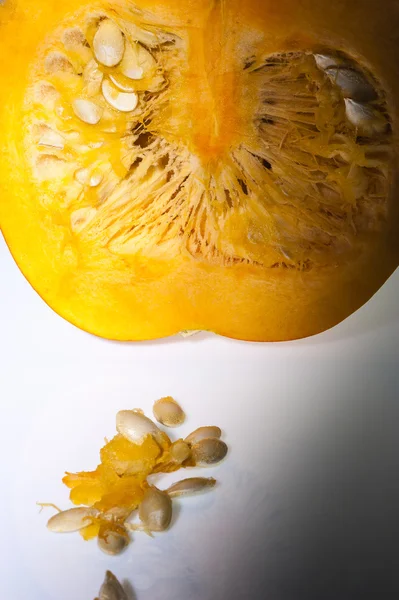 一段橘子南瓜与种子的特写 — 图库照片