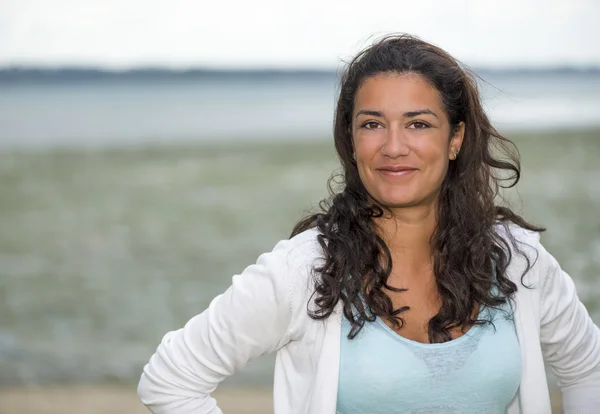 Jonge vrouw genieten op het strand met kopie ruimte — Stockfoto