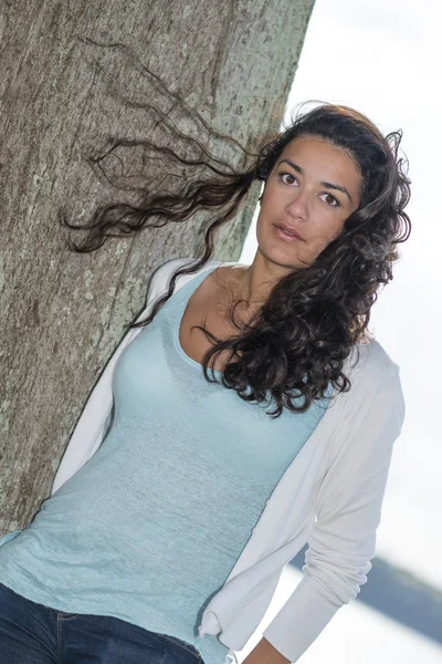 Joven modelo de moda mujer al aire libre día viento —  Fotos de Stock