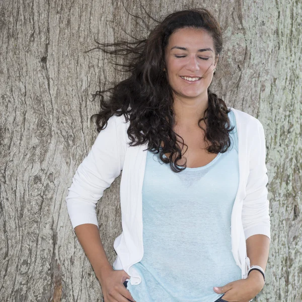 Felicidad joven mujer soñando en la naturaleza por el viento del día —  Fotos de Stock