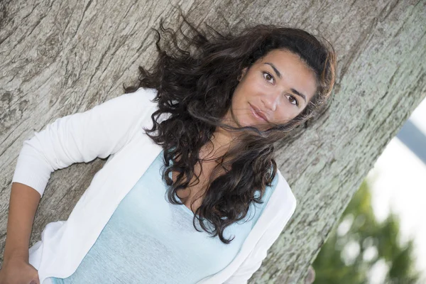 Atractiva joven modelo de moda (mujer) al aire libre por el viento del día — Foto de Stock