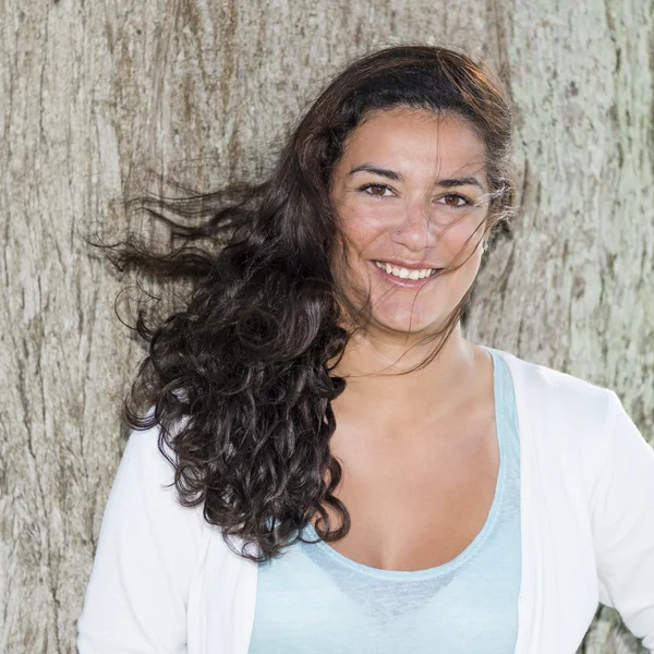 Hermosa joven que expresa positividad en el viento — Foto de Stock