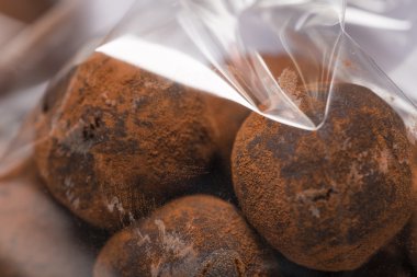 Makro plastik torbalarda çikolata truffles