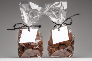 Boş hediye etiketleri şerit üzerinde iki çikolata truffles çanta ile
