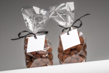 Boş hediye etiketleri şerit üzerinde iki çikolata truffles çanta ile