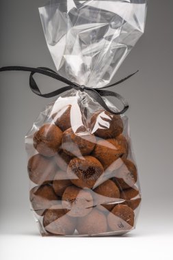 Lüks çanta gri siyah kurdele ile çikolata truffles