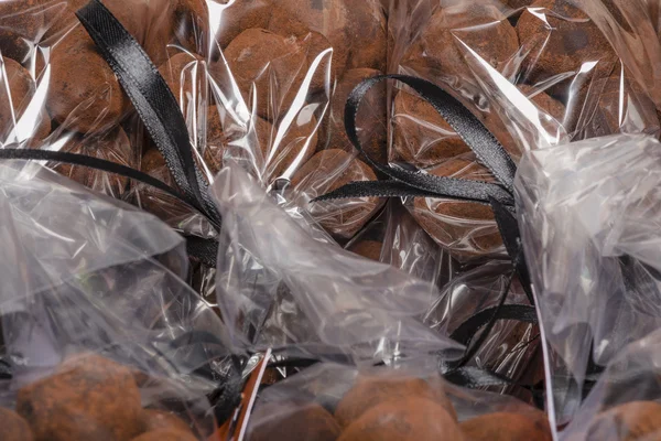 Portre üzerinde lüks plastik torbalarda üst üste çikolata truffles