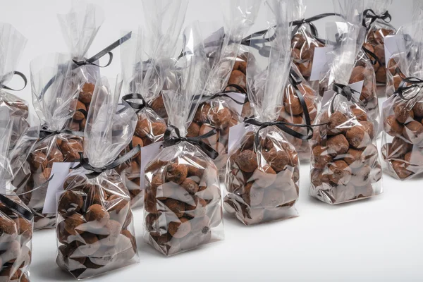 Groep van Kerstmis chocolade truffel tassen in een rij — Stockfoto