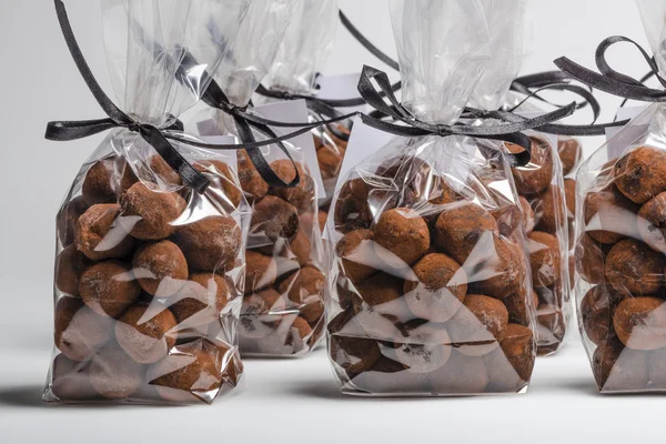 Üst üste çikolata truffles kurdele ile lüks hediyeler