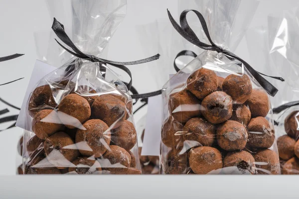 Gros plan sur des sacs de luxe de truffes au chocolat avec ruban noir — Photo