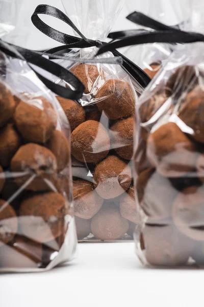 Arka plan üzerinde odaklanılan lüks çanta içinde çikolata truffles