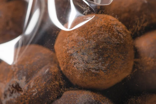 Gros plan macro de truffes au chocolat dans des sacs en plastique — Photo