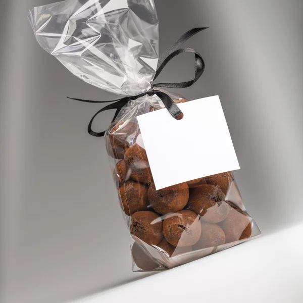 Шоколадный подарок в пакете с лентой с пустой этикеткой — стоковое фото