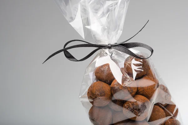 Роскошный пакет шоколадных трюфелей с лентой и копировальным пространством — стоковое фото