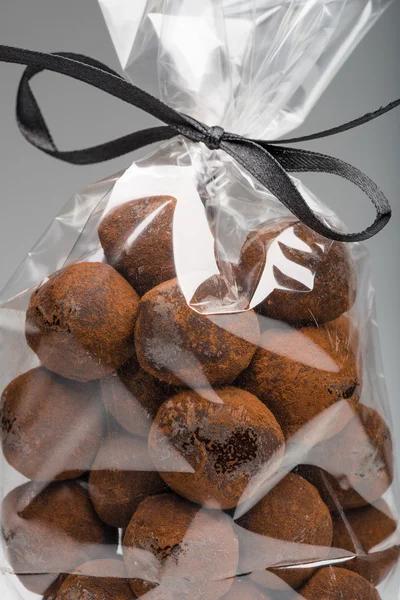 Detailní záběr na luxusní sáček čokoládové lanýže s černou mašlí — Stock fotografie