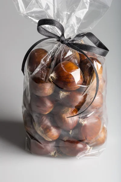 Bird view on luxury plastic bag of sweet chestnuts — Stock fotografie