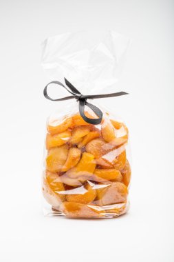 Şerit'teki sembolik makas Kuru Kayısı içeren bir torba kesmek