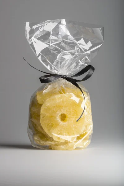 Sac de luxe de tranches d'ananas séchées isolées avec une élégante côte — Photo