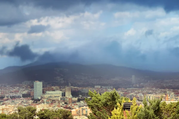 Nubes oscuras sobre la ciudad de Barcelona — Foto de Stock