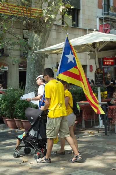 Menschen demonstrieren Unabhängigkeit für Katalonien — Stockfoto