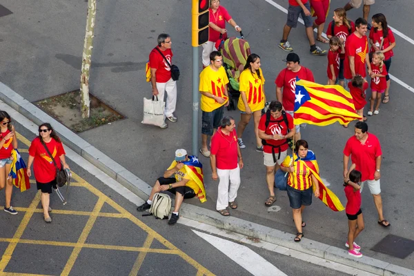 Mensen manifesteren onafhankelijkheid op de straat van barcelona — Stockfoto