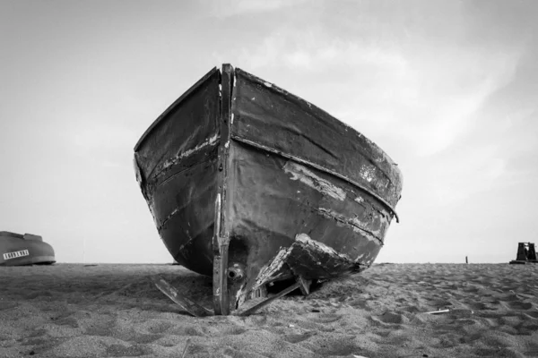 ビーチと青空の古い漁船 — ストック写真