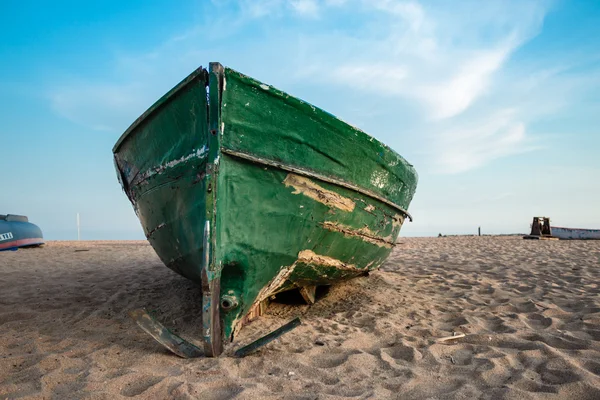 Zelený rybářský člun na pláž a modré nebe — Stock fotografie
