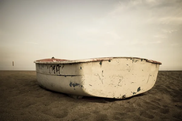空やビーチの小型漁船 — ストック写真