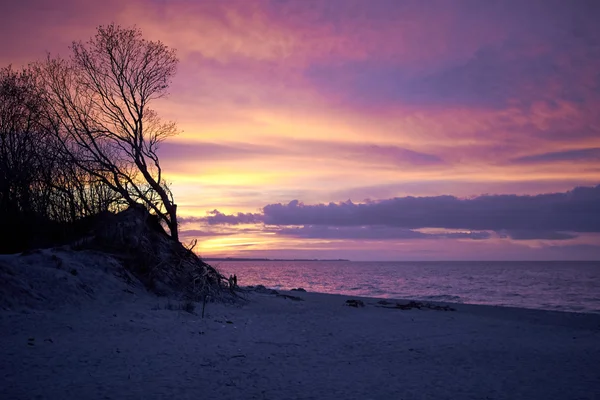 Amoureux au coucher du soleil sur la côte — Photo