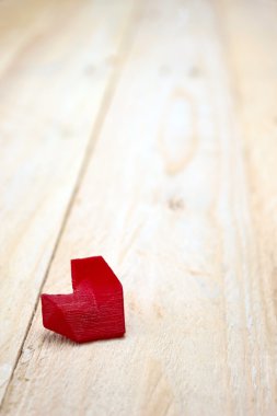 Beyaz ahşap üzerine yalnız kalp 