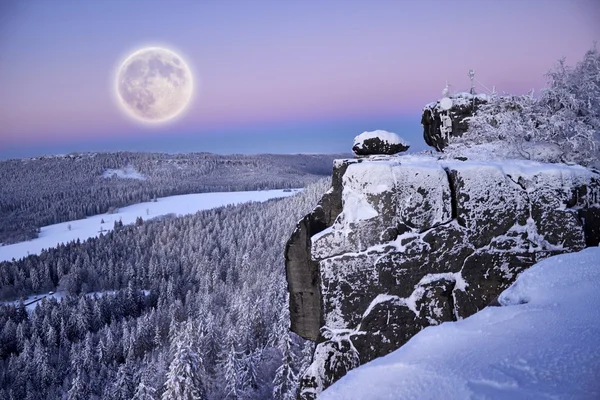 满月在冬天山. — 图库照片