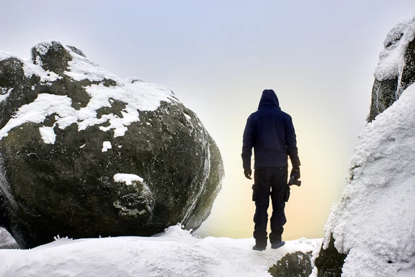 Silueta del hombre en la montaña nevada al amanecer . —  Fotos de Stock