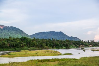 dağ ve nehir ile gökyüzü arka plan