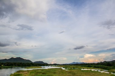 dağ ve nehir ile gökyüzü arka plan