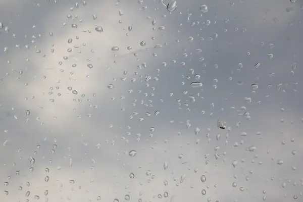 Gota de lluvia en el techo de plástico — Foto de Stock