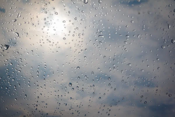 De daling van de regen op de kunststof dak Stockfoto