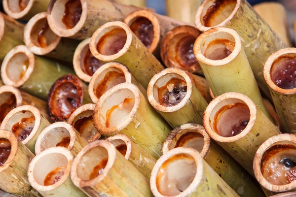Bambu eklemlerinde kızartılmış glutinous pilavı.