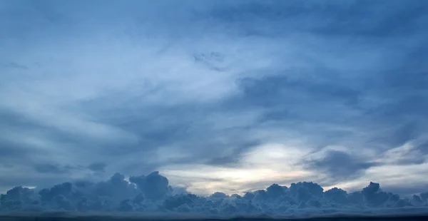 Голубое облако вечером — стоковое фото