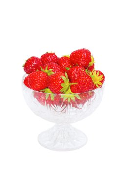 Cam bir kasede olgun çilekler