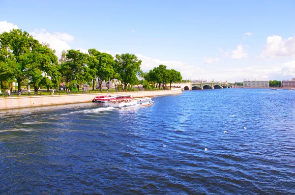 El barco en un río — Foto de Stock