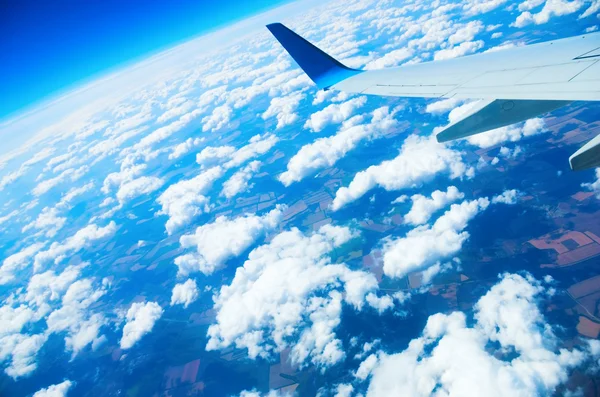 Mavi gökyüzünde bir mesafe uçuş