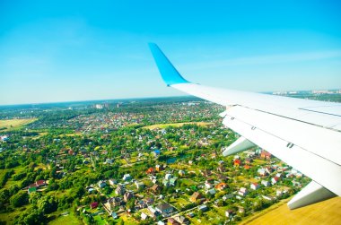 Mavi gökyüzünde bir mesafe uçuş