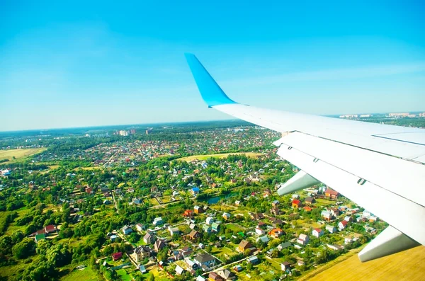 Mavi gökyüzünde bir mesafe uçuş