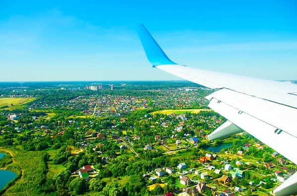 Mavi gökyüzünde bir mesafe uçuş